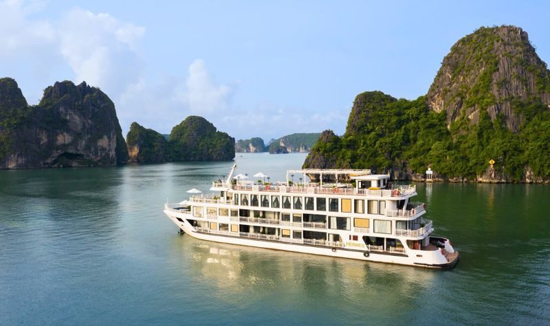 5-Star Premium 2D1N Cruise: Ha Long Bay with Sung Sot & Ti Top - Day one: lunch, Ti Top Island, and Luon Cave