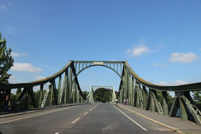 5h Potsdam Private Tour With Guide, Chauffeur & Photographer - Experience Features