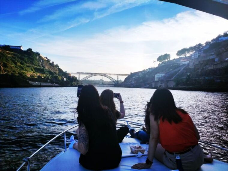 6 Bridges, Not Shared Boat Tour 1h30m, group price up to 6px - FAQs