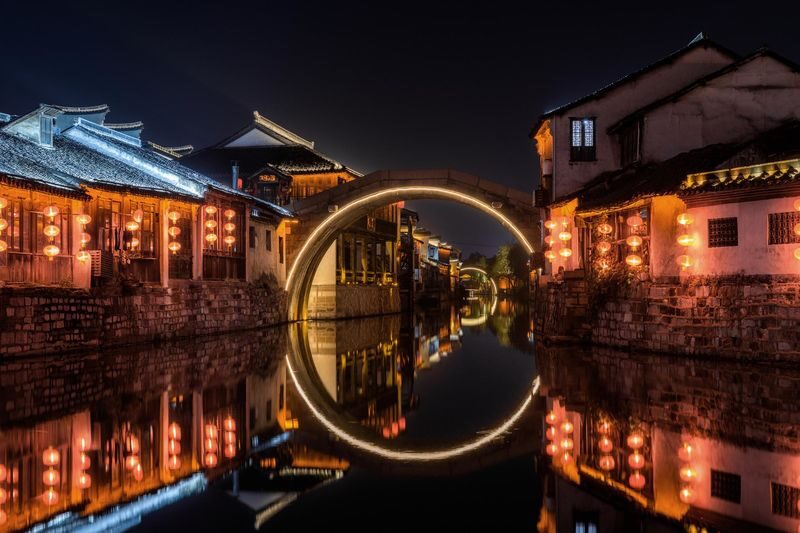 6-Day Panoramic Tour of Jiangnan Water Towns Yangzhou and Wuzhen - Day 5: Hangzhou streets and Shanghai from above