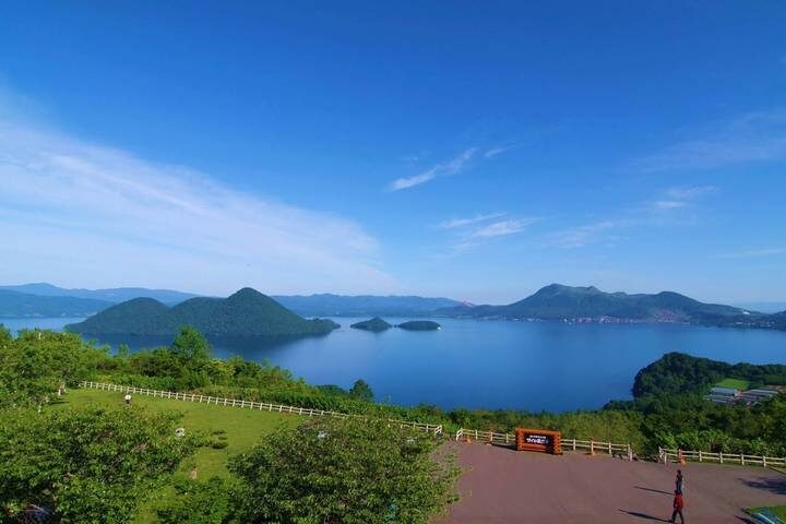 6 Days Hokkaidos Floral Symphony Tour by UME Travel - Day four: Asahiyama Zoo and the blue water of Biei