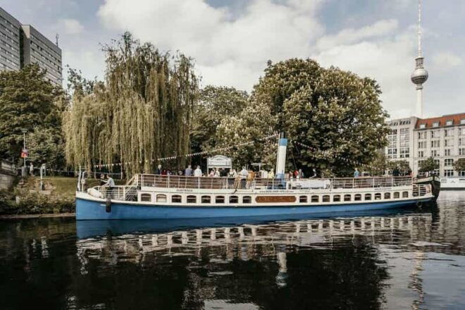 6-Hour Great Lakes Boat Cruise (around the Müggelberge) - Onboard Amenities