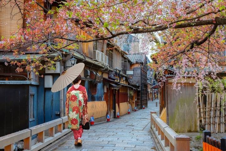 7 Day Japan on a Budget Small Group Tour Package by Tourist Journey - Day 5: Ride the Shinkansen and walk through Gion