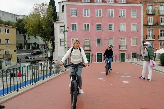 7 Hills and 14 Viewpoints - Lisbon E-Bike Tour - Guide Expertise and Knowledge