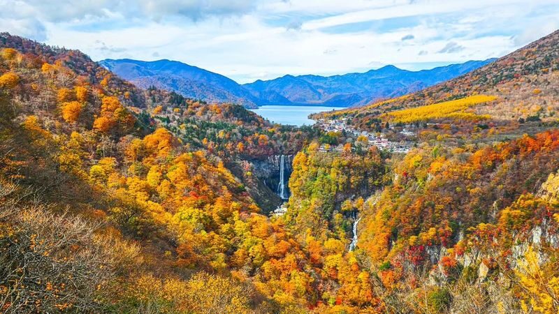 9-person small group Nikko Toshogu Shrine & Irohazaka & Lake Chuzenji One-Day Tour (Hotel pickup and drop-off available) - Lake Chuzenji: room to pause
