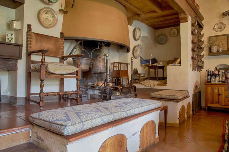 A 16th-century farmhouse between the Crete Senesi and Val d'Orcia, a tour through history and wine. - Practical Details and Tips