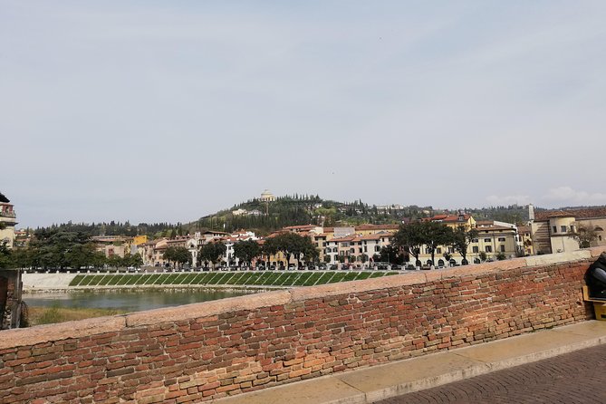 A Charming Verona Small Group Stress Free City Tour With a Local Guide - Local Guide Expertise