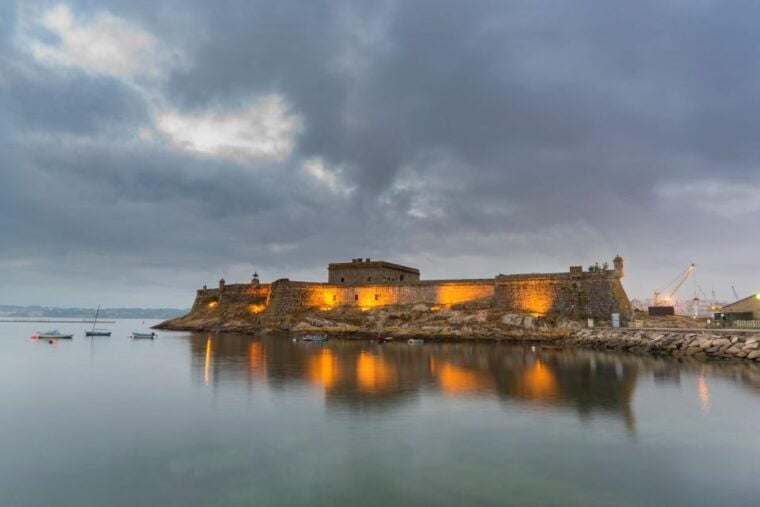 A Coruña: City Highlights Guided Walking Tour - Discovering the Old Town