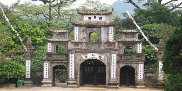 A Full-Day Trip to Perfume Pagoda - Dining Experience