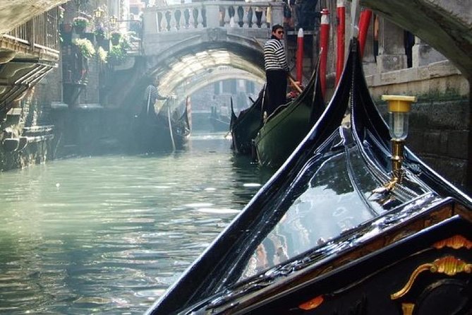 A Luxury Gondola Tour in Venice: Onboard Aperitif and Serenade - Indulging in Onboard Aperitif Delights