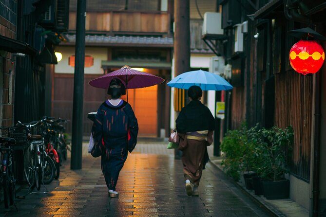 A Stroll Through Old Kyoto Geisha at Dusk - What Makes This Tour Stand Out