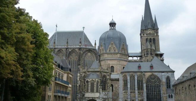 Aachen: Private Christmas Market Tour - Beautiful Decorations and Twinkling Lights