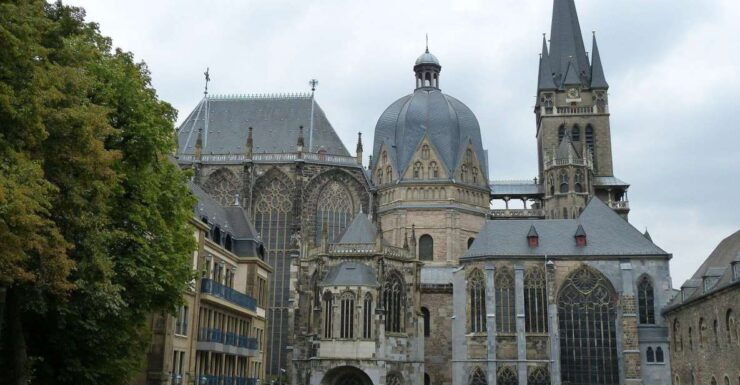 Aachen: Private Walking Tour With A Professional Guide - Duration and Availability of the Tour