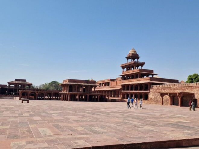 Abhaneri Step Well & Fatehpur Tour With Agra to Jaipur Drop - Language and Communication