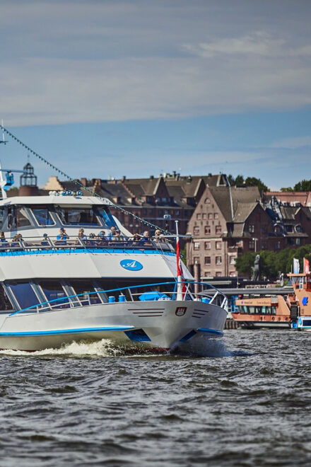Abichts Grand Kale Tour Trip Through the Port of Hamburg - Live Music Entertainment