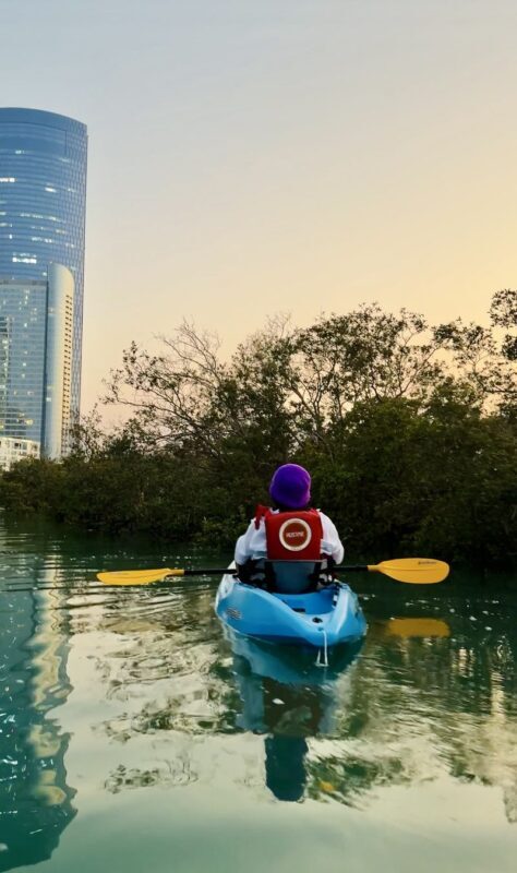 Abu Dhabi Reem Central Park Half-Day Kayaking Tour - How much help does the guide provide?