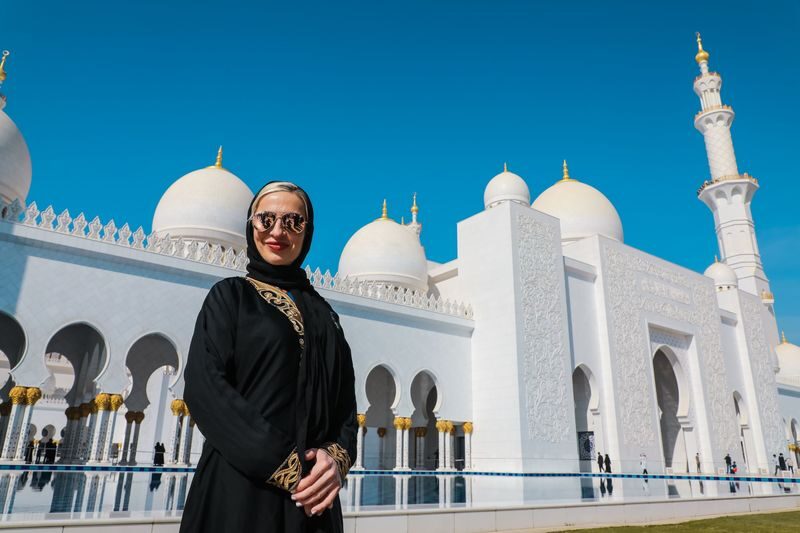 Abu Dhabi Sheikh Zayed Mosque Half-Day Guided Tour - Dress rules and practical preparations