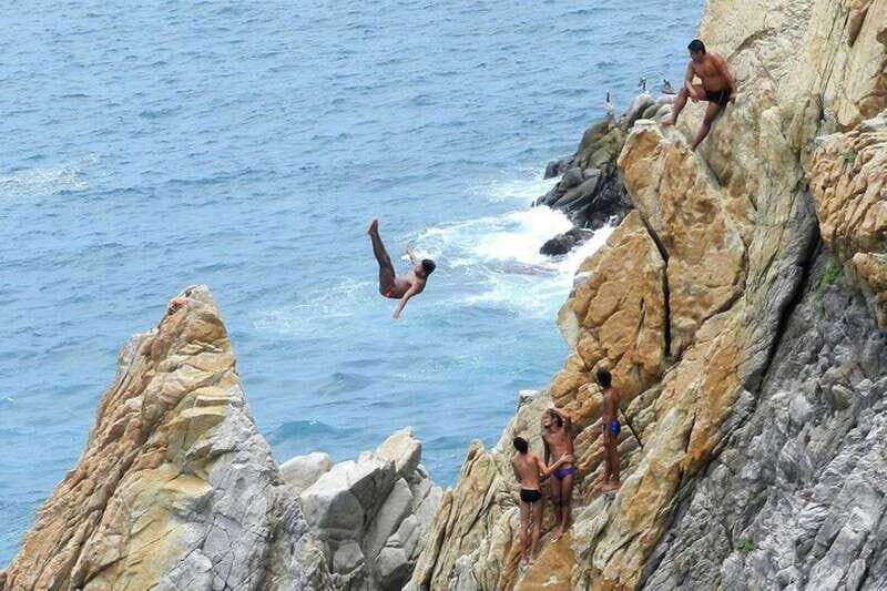 -Acapulco: Cliff Divers at La Quebrada with Lunch and Drinks - Analyzing the Value