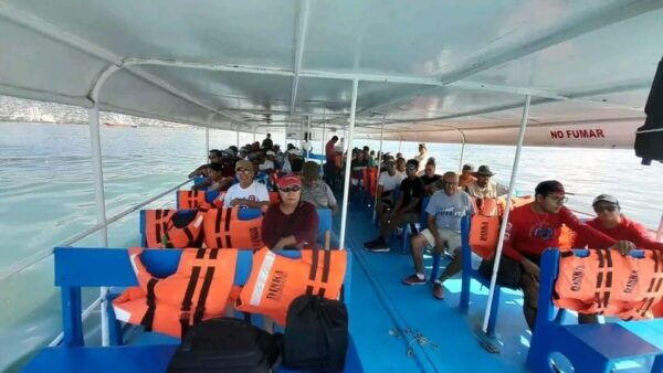 Acapulco: Crystal Bottom Boat Tour to La Roqueta Island - Water Sports