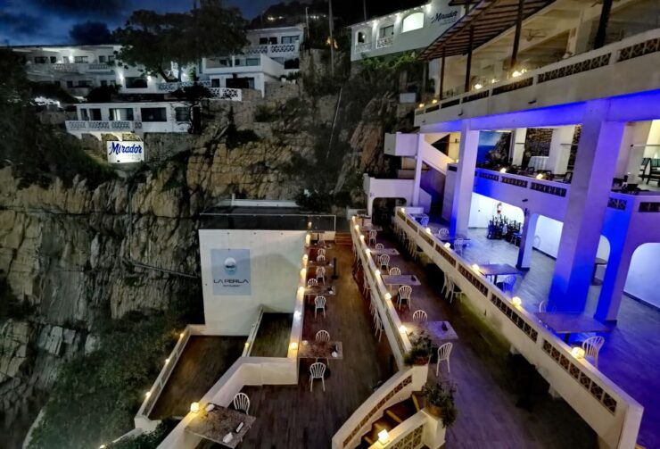 *Acapulco High Cliff Divers With 2 Drinks by Night - Activity Details