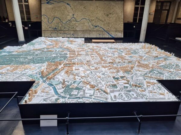 Adventourous Berlin With Medieval Elements and Urban Culture - Meeting Points