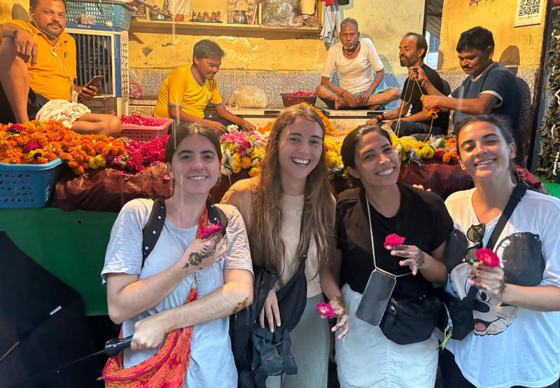Agra: Street Food Walking Tour, Spice Market, & Tuk-tuk Ride - Mankameshwar Temple: a close look at local devotion
