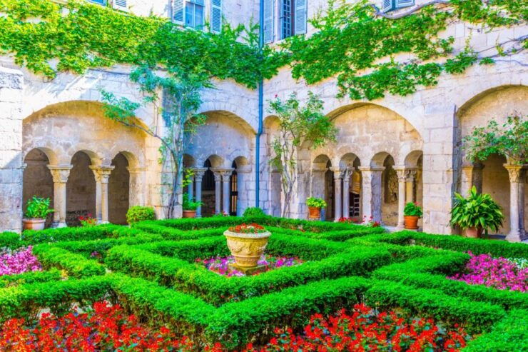 Aix-en-Provence: Arles, Saint Rémy, and Les Baux Day Trip - Experience