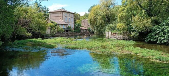 Aix-en-Provence: Provençal Market & Villages Guided Day Trip - Exploring Picturesque Villages