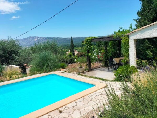 Aix & Marseille: Sainte Victoire Horse Ride, Picnic & Wine - Tasting Local Delicacies