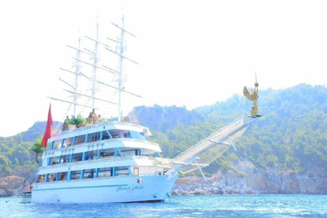 Alanya Harem Maldiv Yacht: Luxury Boat Tour - Entertainment and Activities