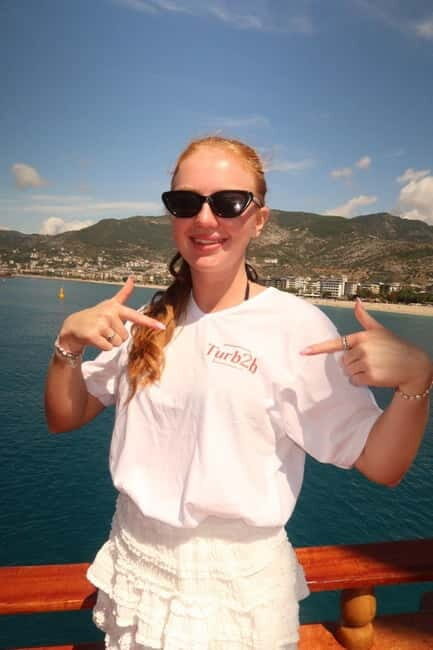 Alanya: Pirate Boat Party with Foam, Disco, Lunch & Drinks - Lunch and Refreshments: Keeping You Fuelled