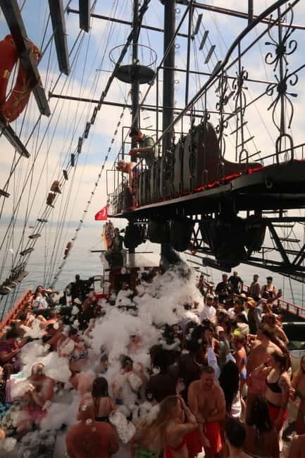 Alanya: Pirate Boat Party with Foam, Disco, Lunch & Drinks - Comfort and Onboard Facilities