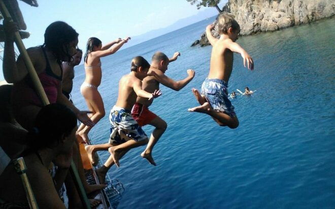 Alanya: Pirate Boat Tour With Lunch and Swimming Stops - Daily Itinerary