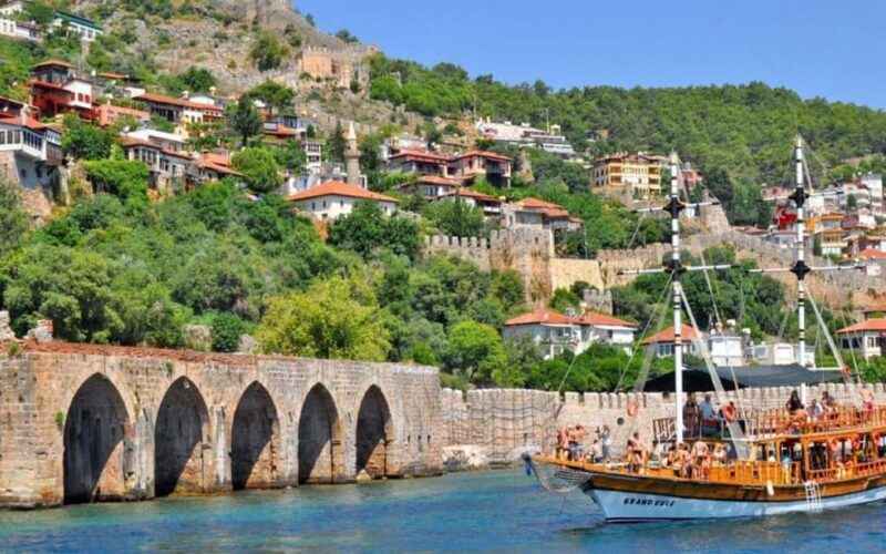 Alanya: Relaxing Boat Tour w/ Lunch, Without Foam Loud Music - Landmarks and Coastal Views