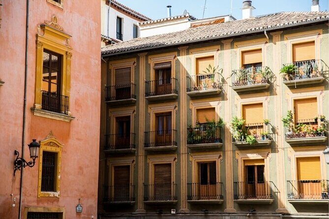 Albayzín and Sacromonte Private Guided Walking Tour in Granada - Analyzing the Tour Itinerary in Detail