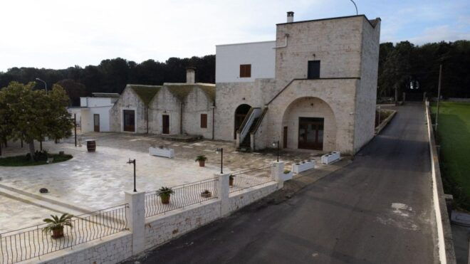 Alberobello: Winery Tour With Wine and Food Tasting - Tasting Experience