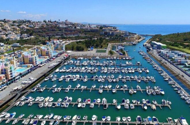 Albufeira: Beaches, Old Town, and Salgados Lagoon Jeep Tour - Exploring the Charming Old Town