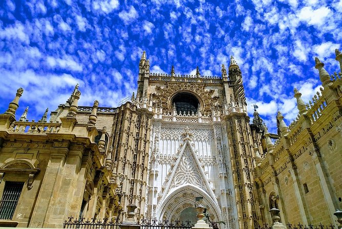 Alcazar, Cathedral, and Giralda in Santa Cruz. - Private Group Tours