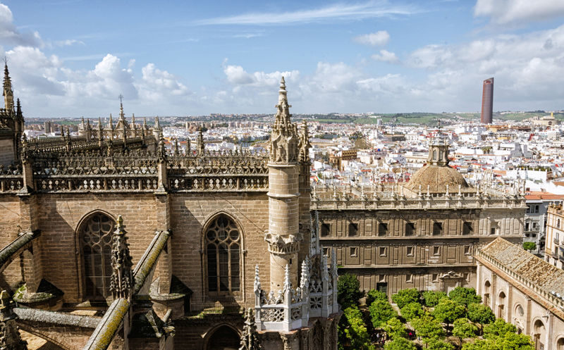 Alcazar, Cathedral of Seville and Giralda Day Tour - Inside the Cathedral: a mosque becomes a Gothic landmark