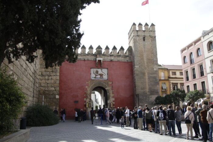 Alcázar Guided Tour & Rooftop Tour - Exploring the Rooftops
