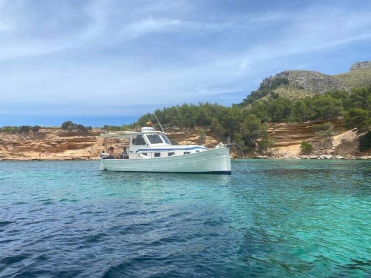 Alcudia: Private Sunset Boat Trip With Glass of Wine & Snack - Scenic Boat Cruise
