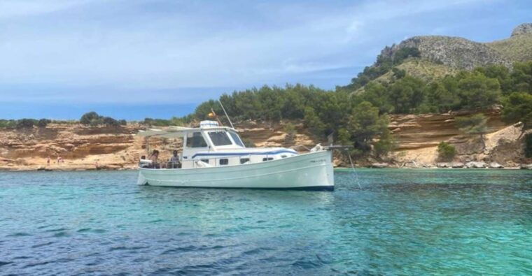 Alcudia: Private Sunset Boat Trip With Glass of Wine & Snack - Returning Cruise