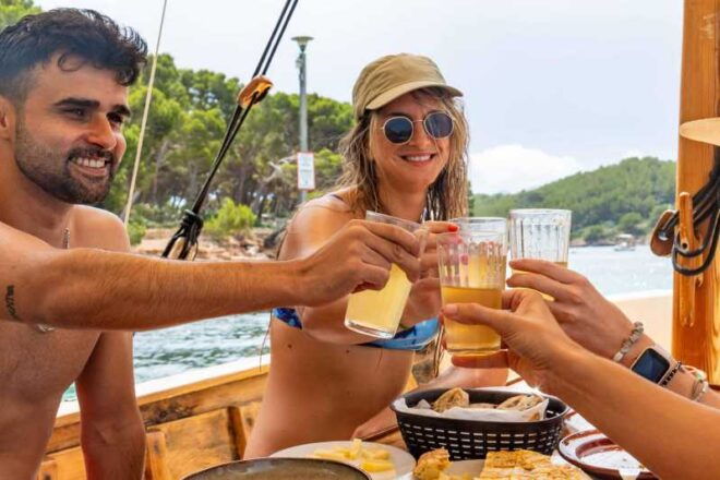 Alcudia: Traditional Mallorcan Boat Tour With Tapas & Drinks - Itinerary and Sightseeing