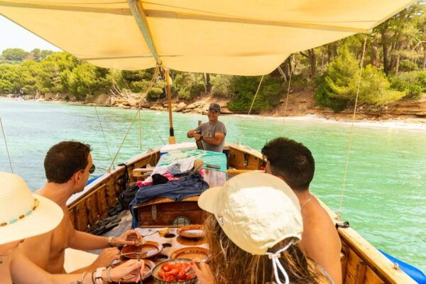 Alcudia: Traditional Mallorcan Boat Tour With Tapas & Drinks - Onboard Experience