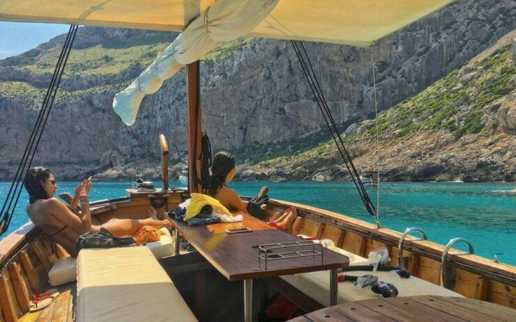 Alcudia: Traditional Mallorcan Boat Tour With Tapas & Drinks - Highlights of the Tour