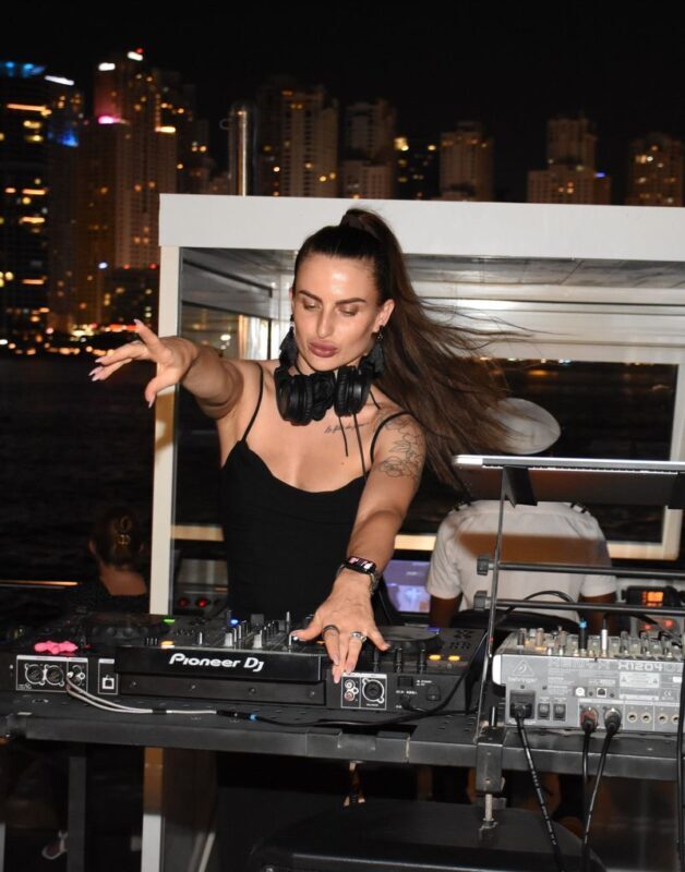Alexandra Sea Lounge - Dubai Marina - Choosing the upper or lower deck