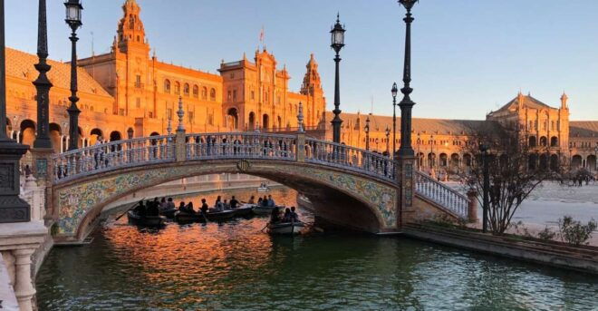 Algarve: Seville Full-Day Shopping and Sightseeing Tour - Itinerary and Logistics