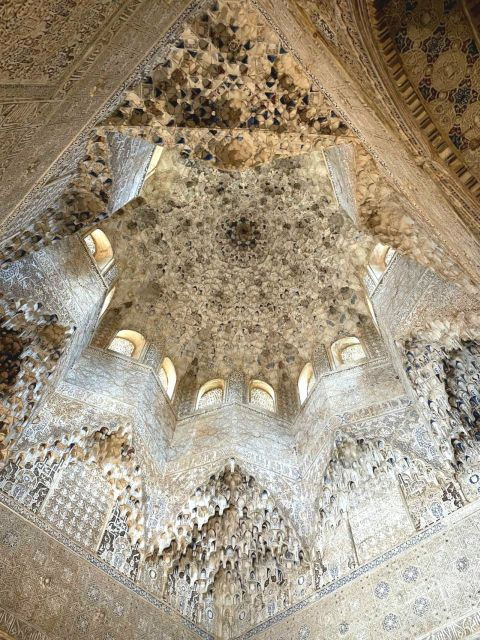 Alhambra and Nasrid Palaces Guided Tour With Tickets - Meeting Locations and Drop-off Points