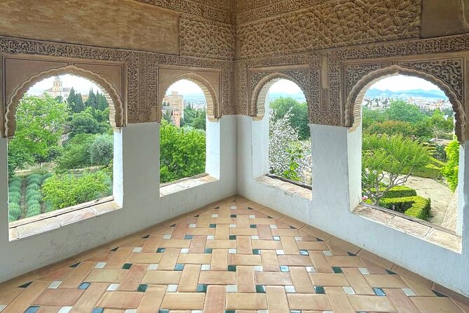 Alhambra and Nasrid Palaces Guided Tour With Tickets - Meeting and Pickup