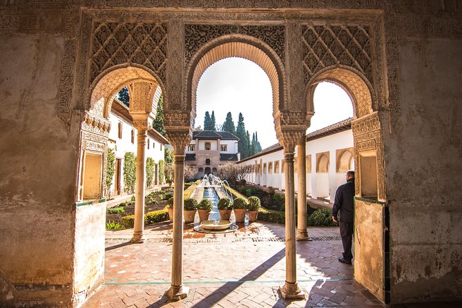 Alhambra and Nasrid Palaces: Private Tour Through the Senses - Explore the UNESCO World Heritage Site